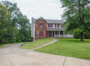 1126 Rustling Oaks Dr, Pleasant View, TN 37146