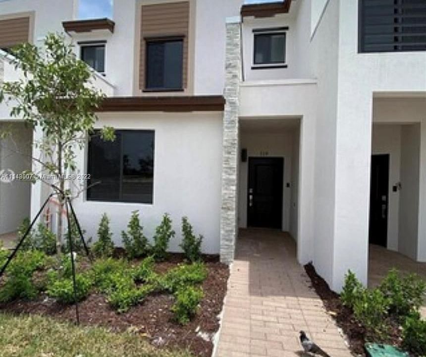 1st image of 724 NE 207th St #724
