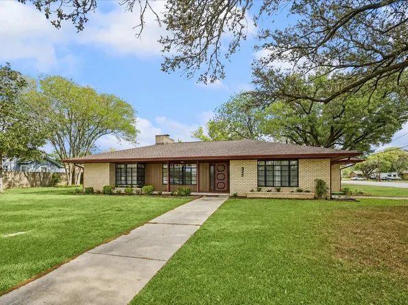 322 E Obryant St, Bellville, TX 77418