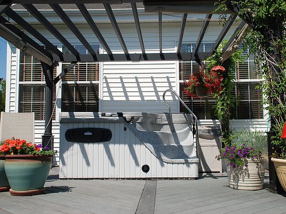 Hot Tub 4 Person w/stairs