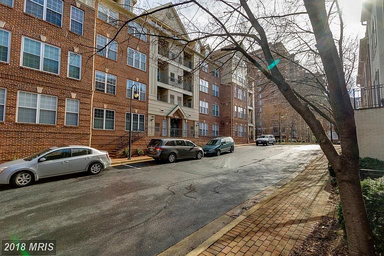 Welcome home to Courthouse Hill !