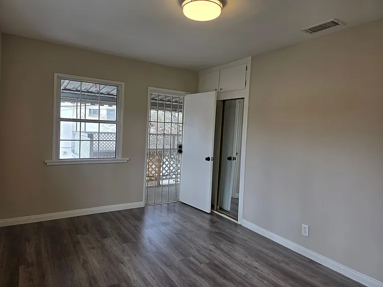 5547 Woodman Ave — Photo 26