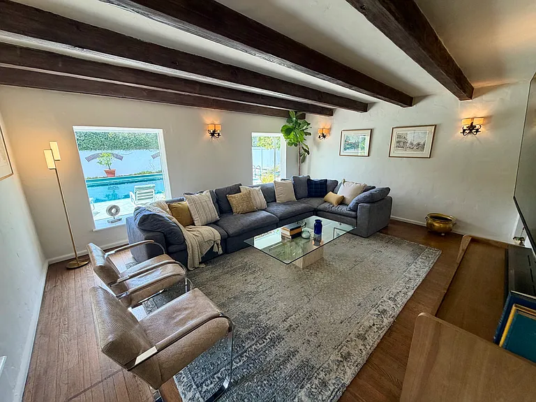311 Amalfi Dr — Photo 2