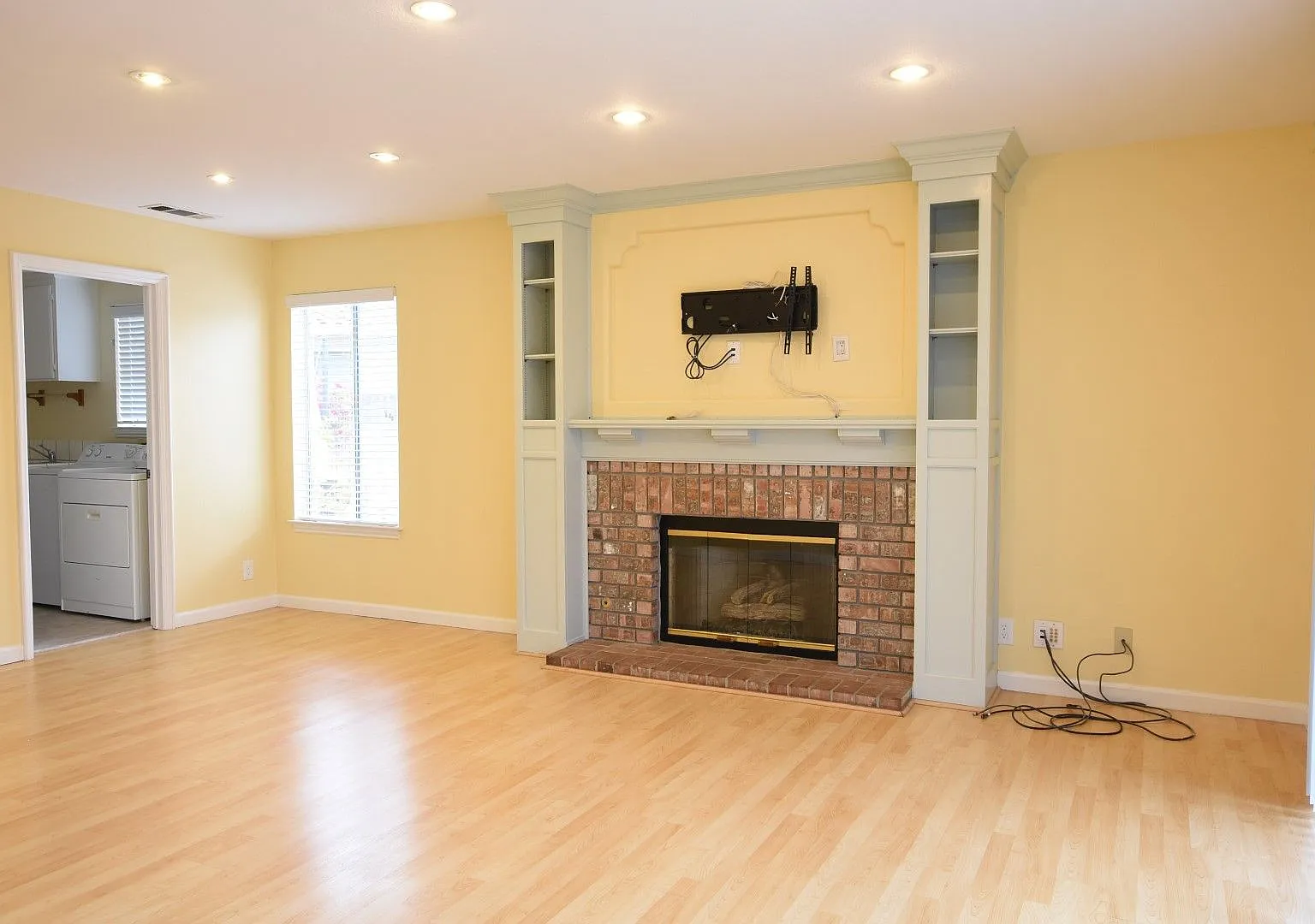 Beautiful 4 Bedroom 3 Bath Evergreen Home with Stunning Spacious Backyard! — Photo 4