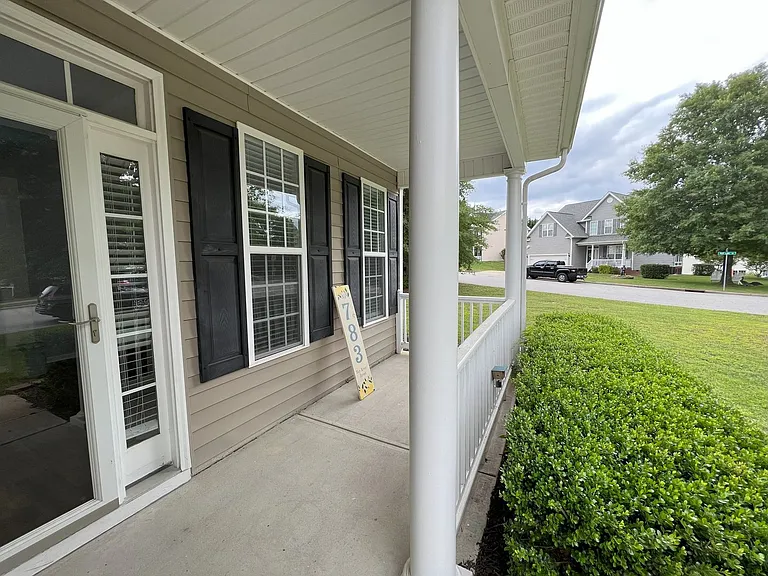 783 Hay River St — Photo 3