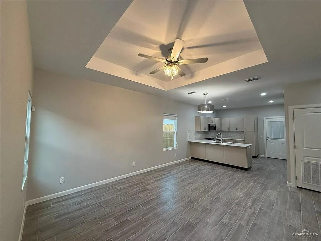 Building Photo - 816 Dove Ave #2