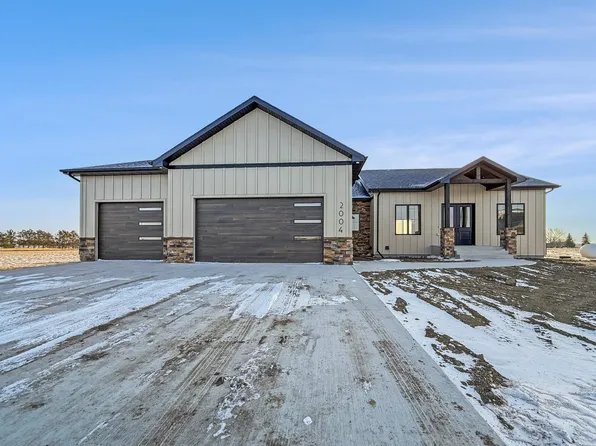 2004 43rd Ave SE, Minot, ND 58701