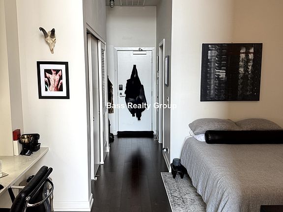 4th image of 5021 N Kenmore Ave #303