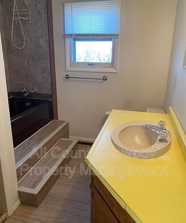 2nd image of 4631 Oriole Ln