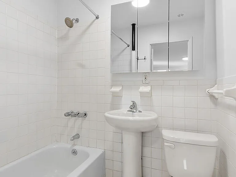 269 E 10th St #14 — Photo 4