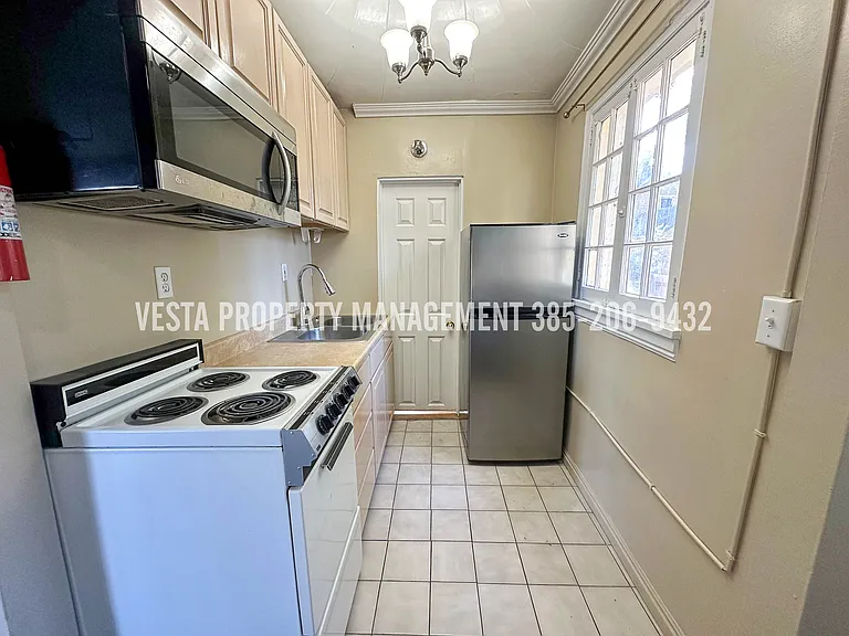 619 20th St #3 — Photo 3