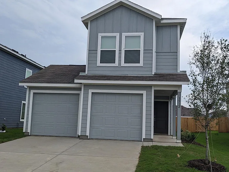 1512 Silver Oak Ln — Photo 1