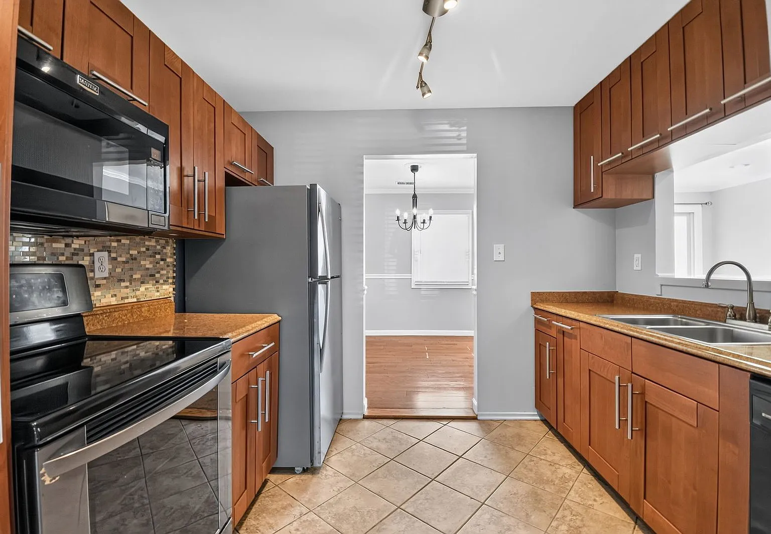 3 bed, 3.0 bath, 1452 sqft, $2,550 — Photo 3