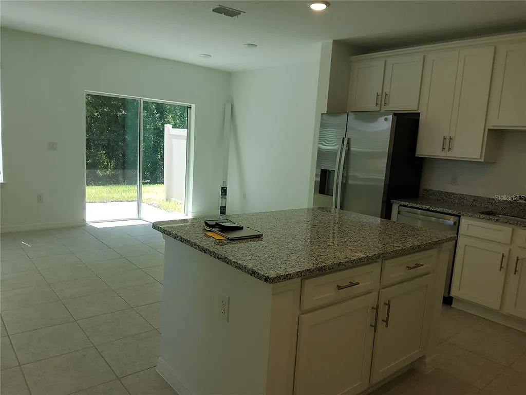 3 bed, 2.5 bath, 1300 sqft, $2,000 — Photo 2