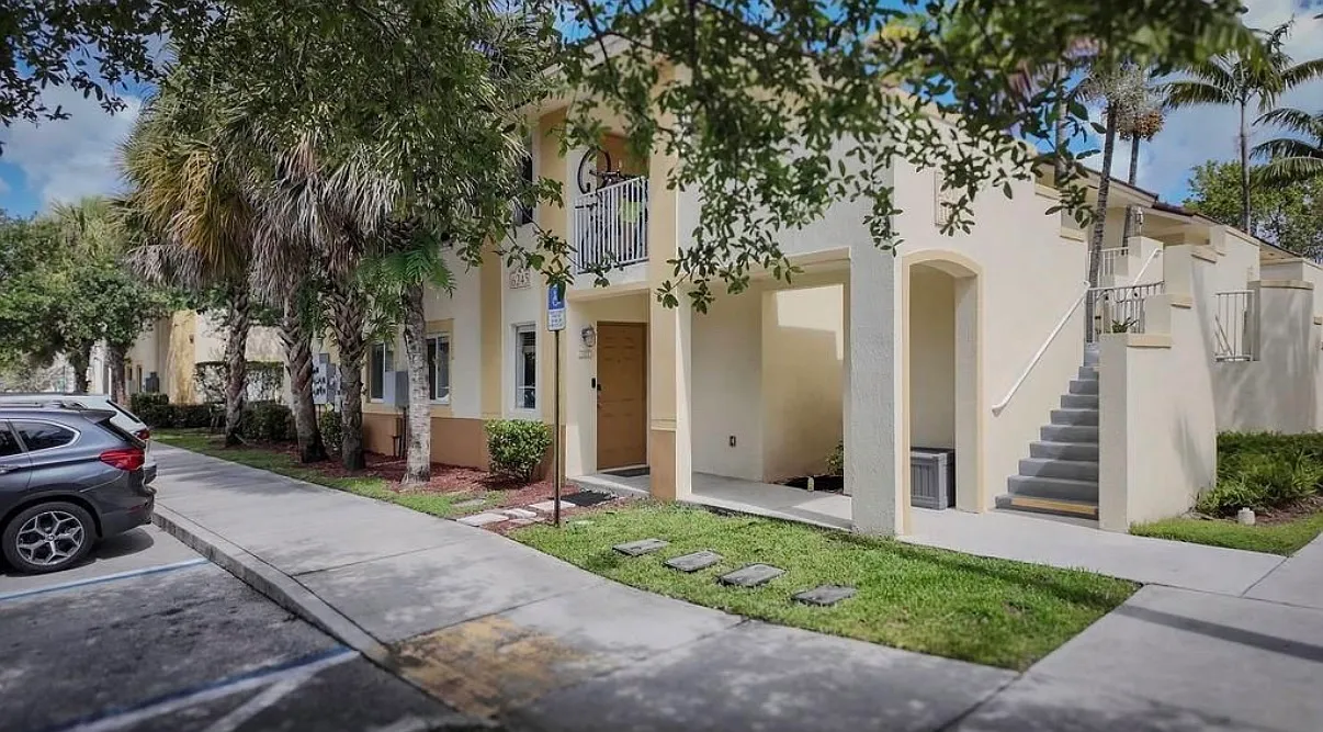 3 bed, 1100 sqft, $2,950 — Photo 1