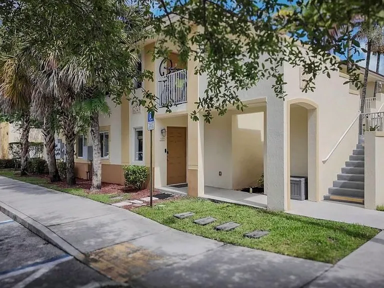 6245 SW 47th Mnr #101 — Photo 1