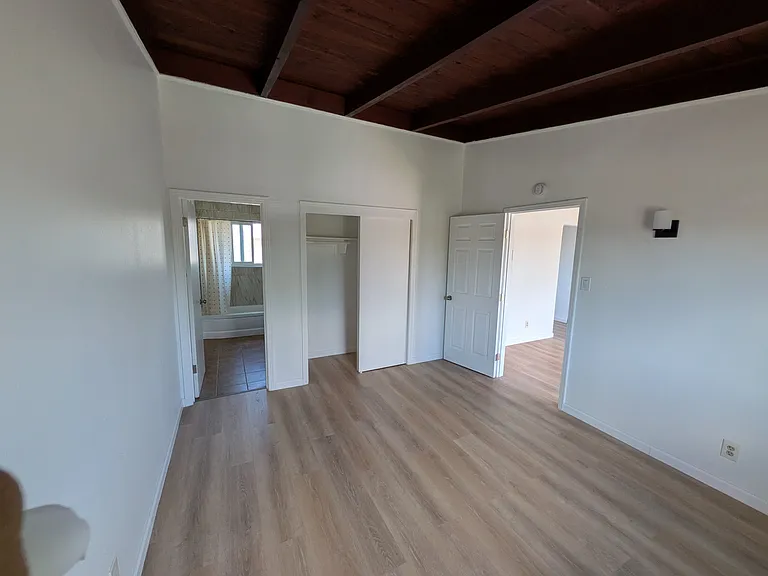 2543 Robinson Ave #4 — Photo 7