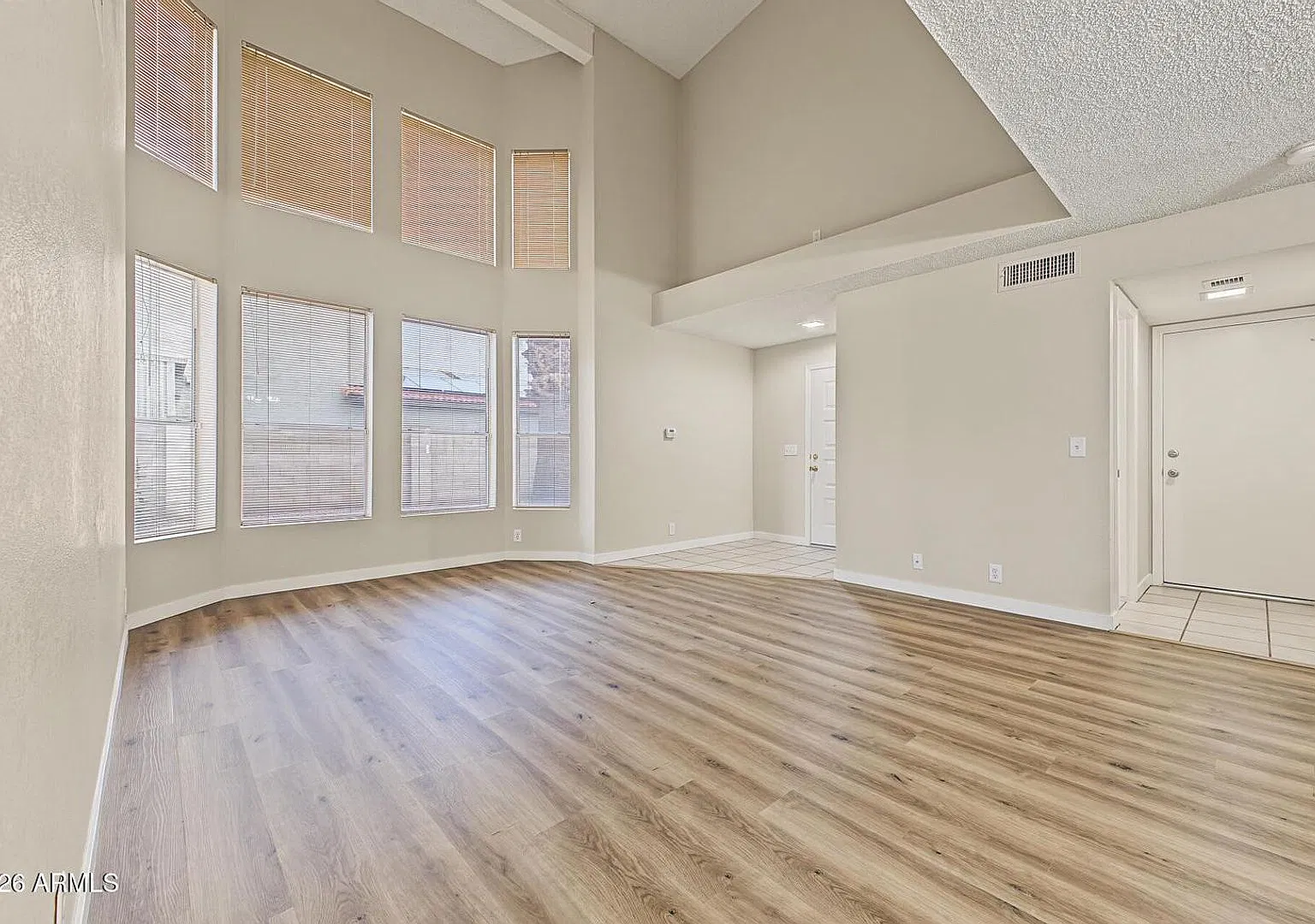 Spacious 3 bed, 2.5 bath in Glendale. — Photo 2