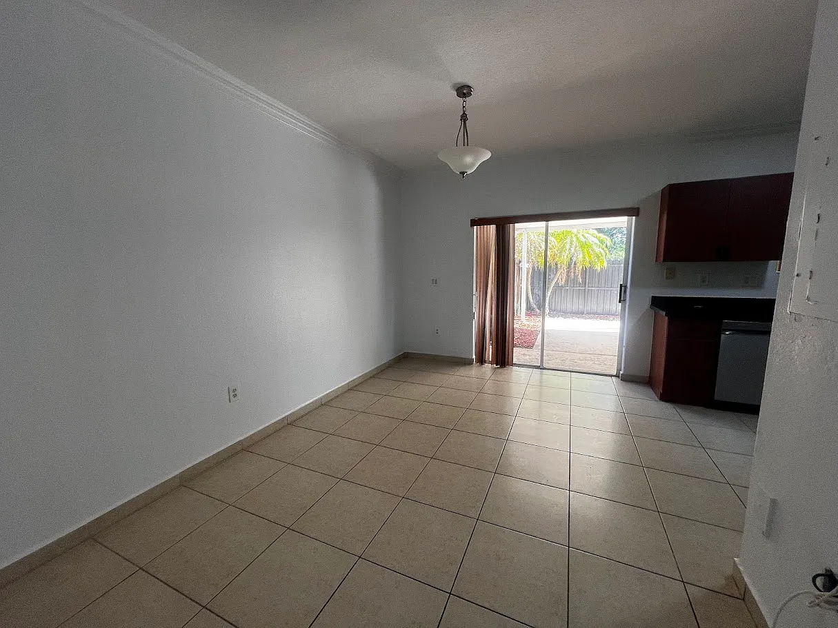 Spacious 3/2 First-Floor Condo with Private Patio Miami Lakes/Country Club — Photo 3
