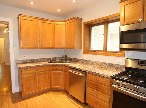 3rd image of 5626 N Artesian Ave #1