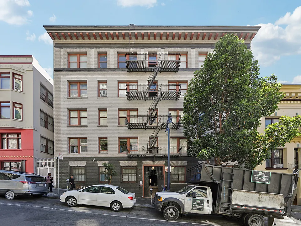Front exterior view of the apartment building at 434 Leavenworth St, San Francisco, CA 94102, USA