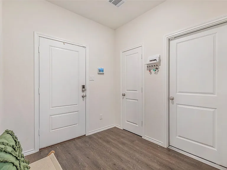 1404 Old Trail Rd — Photo 5