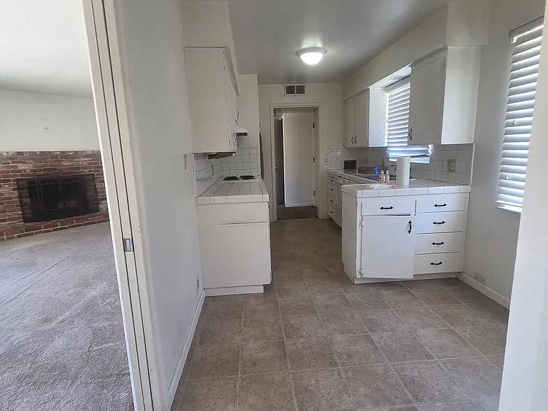 2420 E Pontiac Way — Photo 11