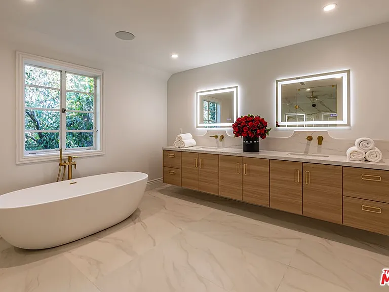702 N Beverly Dr — Photo 28