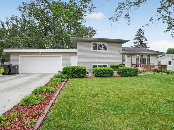 3124 Pridemore Dr, Cedar Falls, IA 50613