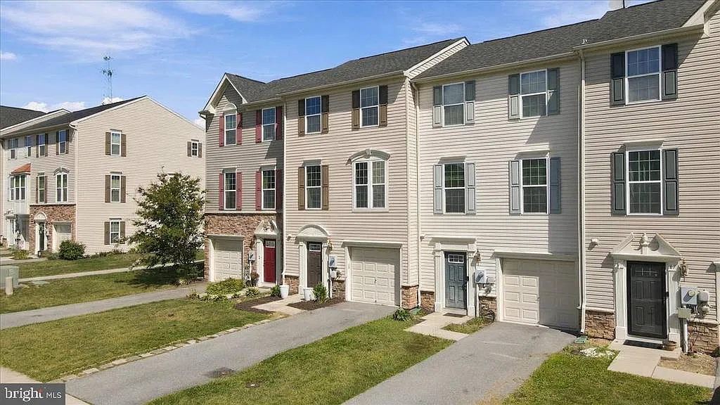 4 bed, 2.5 bath, 1962 sqft, $2,150 — Photo 2