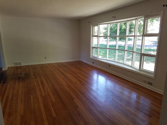 3rd image of 4 Birchwood Dr
