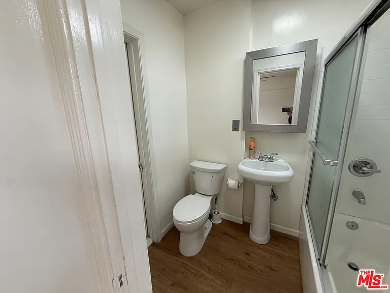 211 S Arnaz Dr #LOWER — Photo 27