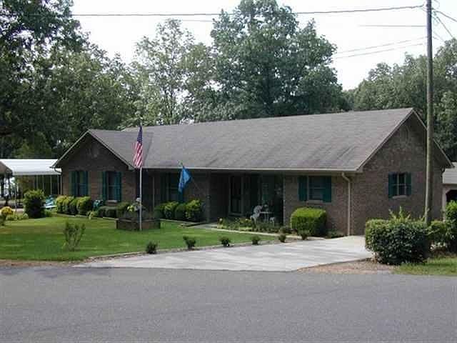 1st image of 221 Ravenwood Cir