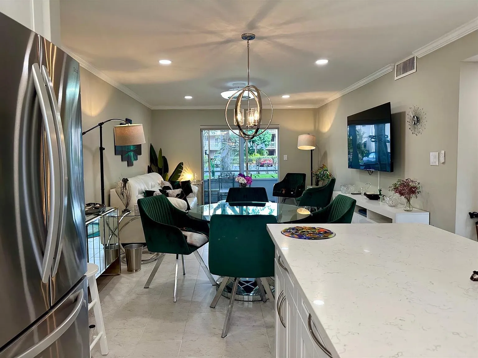 2 bed, 1.0 bath, 894 sqft, $1,800 — Photo 3
