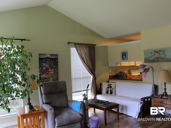 4th image of 516 W Marigold Ave