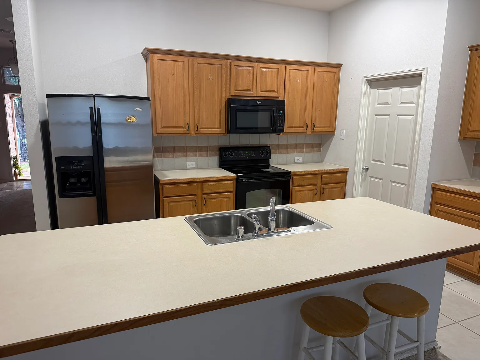 1133 Emerson Dr — Photo 2