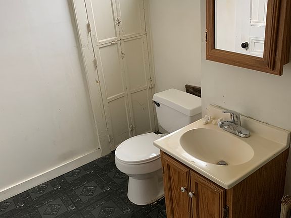 5th image of 105 Ross Pl