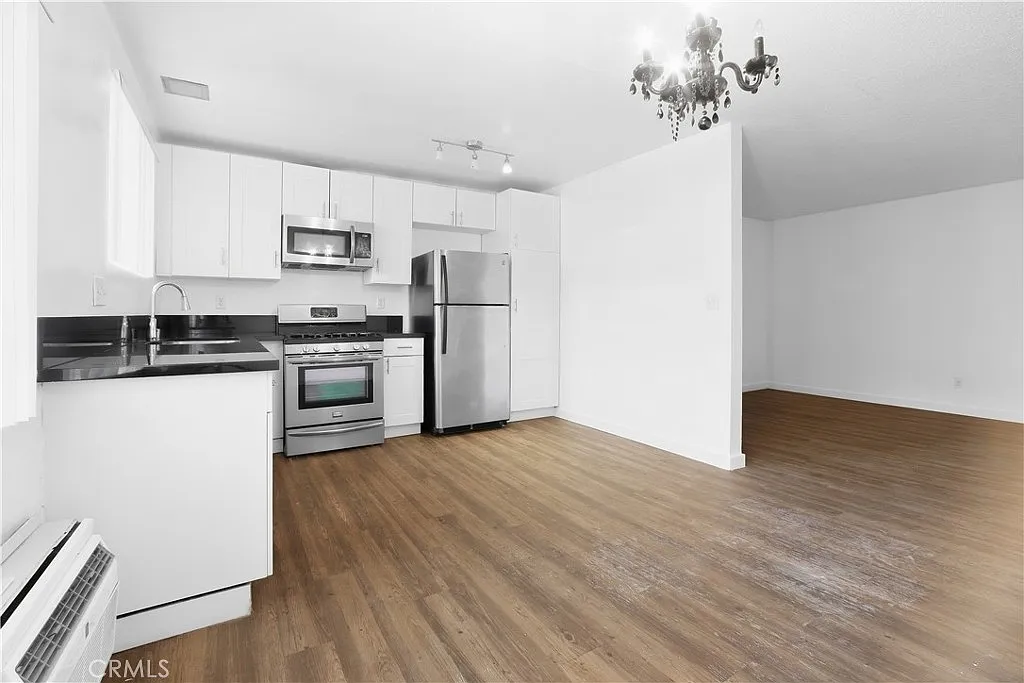 3 bed, 1300 sqft, $2,895 — Photo 3