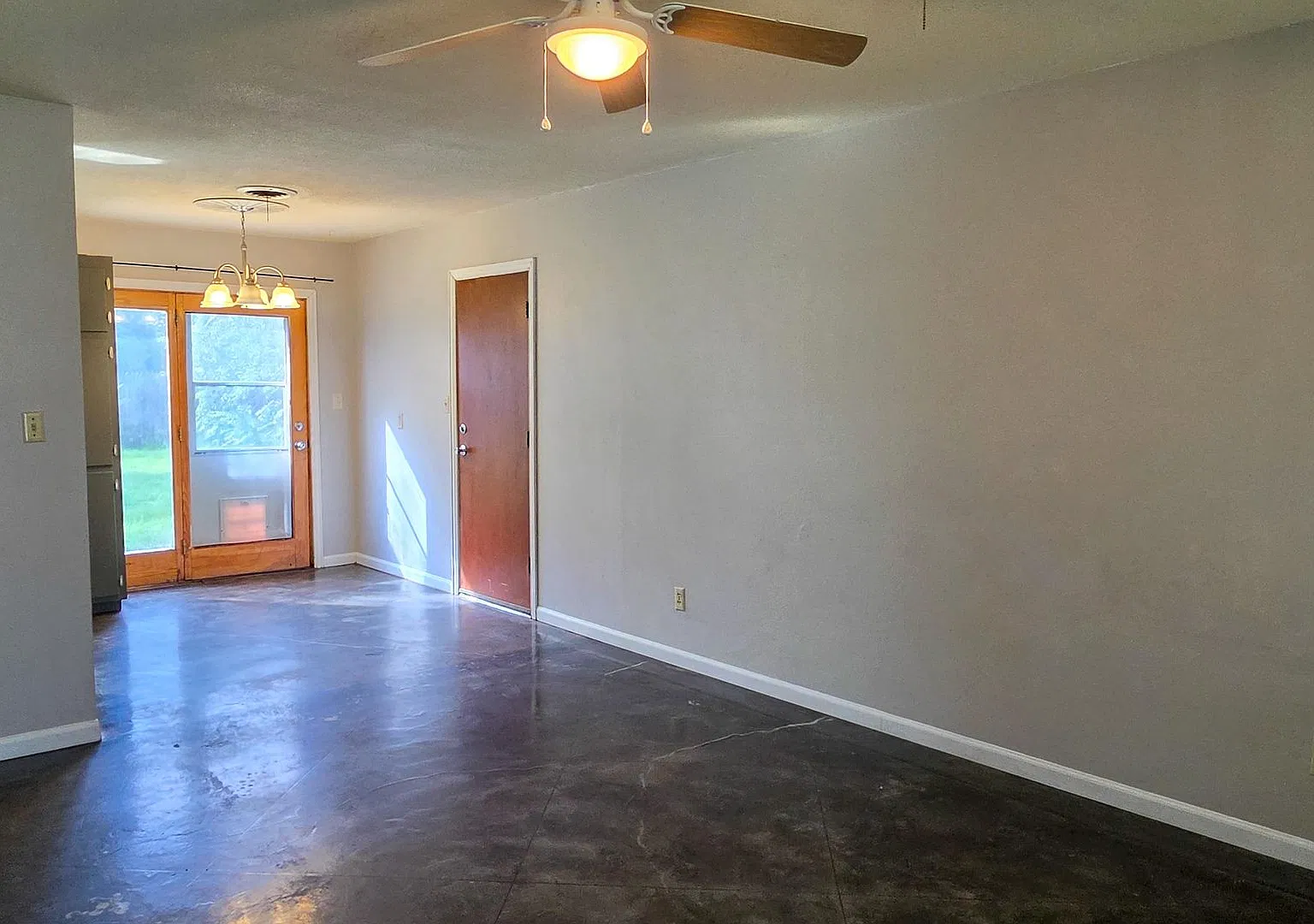 3 Bed 1 Bath home with garage for rent! — Photo 3