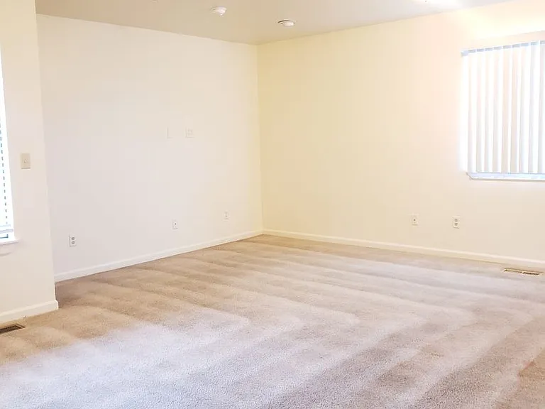 909 Gellatly St — Photo 3