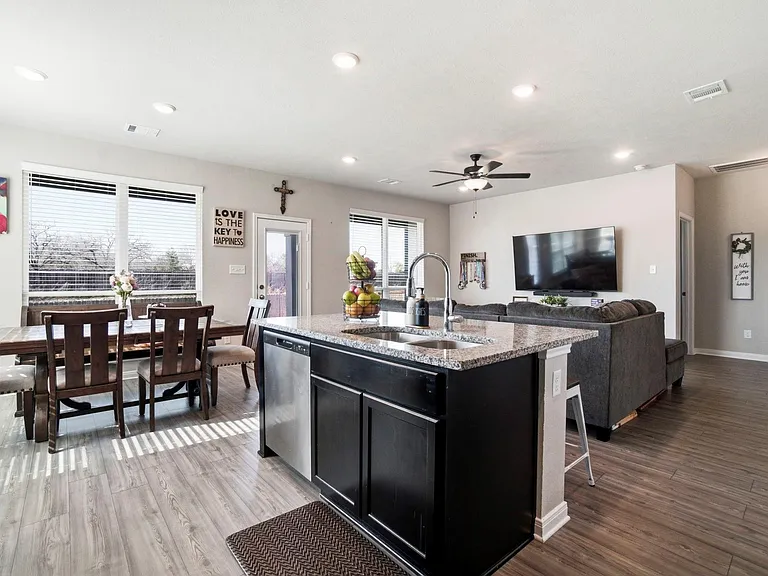 1318 Kingsgate Dr — Photo 8