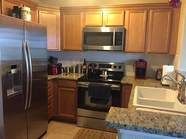 3 bed, 2.5 bath, 1809 sqft, $2,050 — Photo 3