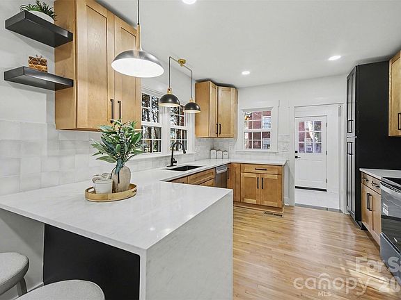 4th image of 411 Hanna St