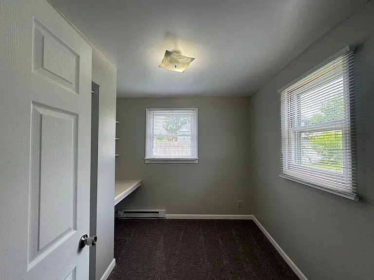 319 E College St — Photo 2