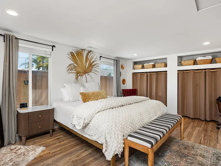 Los Cerritos Ln — Photo 17