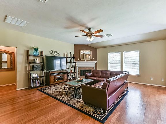3rd image of 4914 Cloudcliff Ln