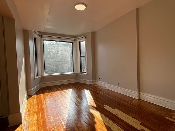 3rd image of 1124 S Richmond St #1
