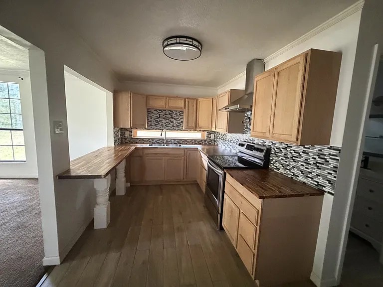 720 Searcy Ave — Photo 2
