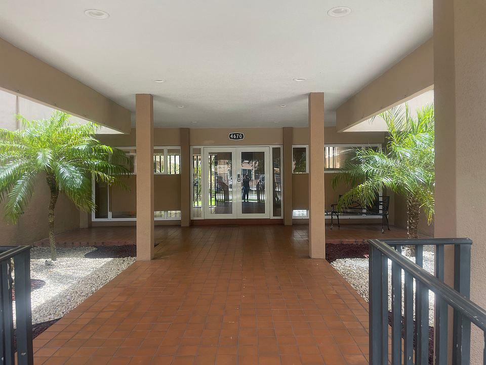 Entrada principal hacia el Loby