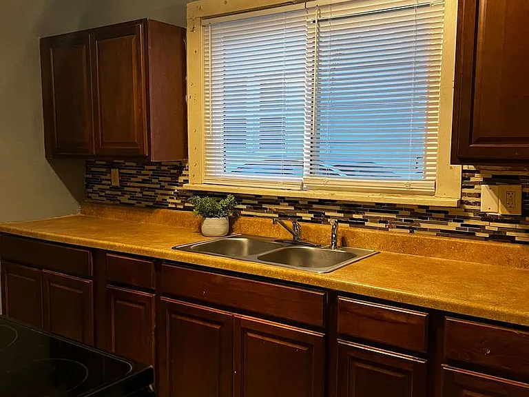 1613 E Park Pl — Photo 2